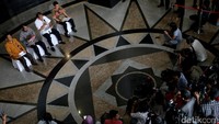 Ketua MK Arief Hidayat (dua dari kanan) memberikan keterangan pers dengan didampingi Wakil Ketua MK Anwar Usman (dua dari kiri), Panitera MK (kiri), dan Sekjen MK (kanan).