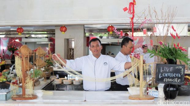 Aksi koki membuat mie lamien (Fitraya/detikTravel)