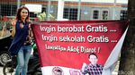 Simpatisan Ahok-Djarot Bagikan Bunga di Palmerah