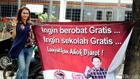Mereka juga terlihat membawa sejumlah atribut seperti spanduk.