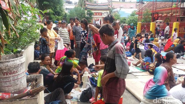 Warga pencari angpao padati halaman Vihara Petak Sembilan, Jakarta Barat