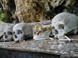 Tanda Permisi Memotret Tengkorak Toraja