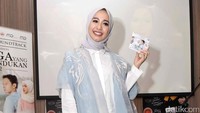 Laudya Cynthia Bella terlihat anggun mengenakan busana berwarna biru muda saat perilisan original soundtrack Surga Yang Tak Dirindukan 2. Pool/Noel/detikFoto.