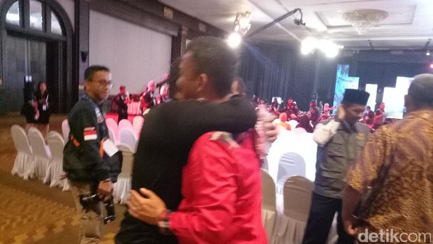 Potret Kemesraan Timses Agus dan Ahok Jelang Debat