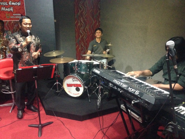 Duet Gilang Ramadhan dan Wali Kota Hendi Nyanyikan Lagu God Bless Duet Gilang Ramadhan dan Wali Kota Hendi Nyanyikan Lagu God Bless