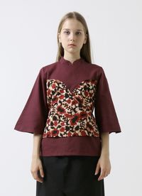 Semarakkan Hari Imlek dengan 5 Atasan Warna Merah