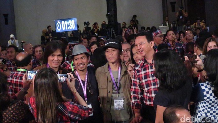 Jeda Debat, Ahok Berfoto dengan Once Mekel dan Personel Slank