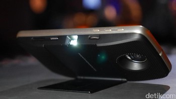 Ini adalah Insta-Share Projector, yang bisa menembakkan gambar dengan ukuran maksimal 70 inch. Foto: detikINET - Anggoro Suryo Jati