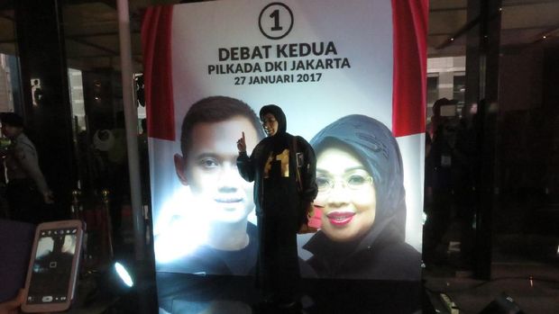 Begini Aktivitas Massa Pendukung di Bidakara Jelang Debat