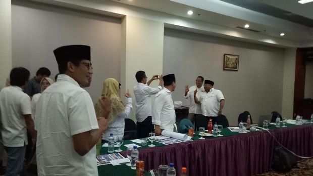 Tiba di Hotel Bidakara, Anies dan Sandi Langsung Temui Relawan