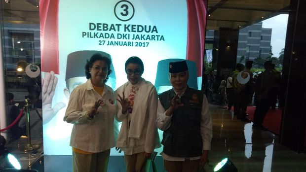 Begini Aktivitas Massa Pendukung di Bidakara Jelang Debat