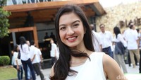Senyum manisnya ditambah rambut yang sedikit tertiup angin. Pool/Palevi S/detikFoto.