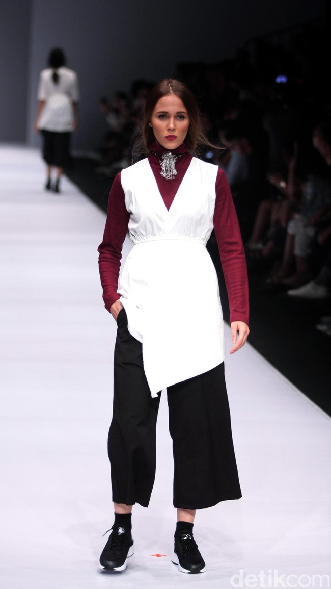Koleksi Brand dari IKYK for Zalora dengan mengusung tema The Urbanist di Jakarta Fashion Week 2017. Senayan City. Jakarta. [Foto: Mohammad Abduh/Wolipop]