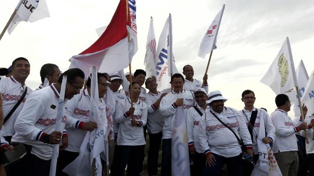 Menteri Rini dan rombongan kibarkan Bendera Merah Putih (Kurnia/detikTravel)