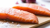 Peradangan menjadi faktor yang mempengaruhi kesehatan otak dan kecemasan. Asam lemak omega 3 bisa mengurangi kecemasan. Ikan salmon dan daging sapi yang kaya omega 3 baik dikonsumsi untuk memulihkan kecemasan.Foto: iStock