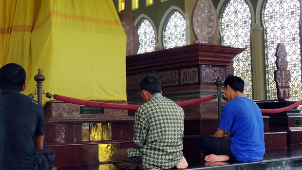 Beberapa pengunjung tengah berdoa dan berzikir di depan makam (Wahyu/detikTravel)