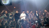 Meski pada masa debat diwarnai saling sindir, ketiga kandidat tetap menyelesaikan acara dengan kepala dingin dan menyempatkan untuk berfoto bersama usai acara. 
