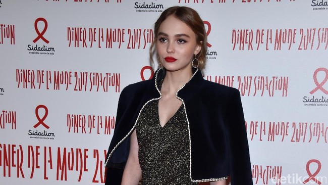 Momen Makan Lily-Rose Depp hingga Lembut Membal Pancake Osaka