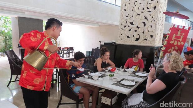 Menyajikan teh oolong dengan teko yang tradisional (Fitraya/detikTravel)