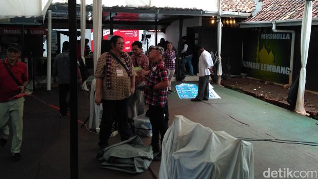 Relawan Ahok-Djarot nobar debat di Rumah Lembang / 