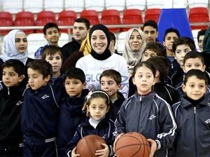 Kisah Indira Kaljo, Atlet Basket AS Berhijab yang Menginspirasi