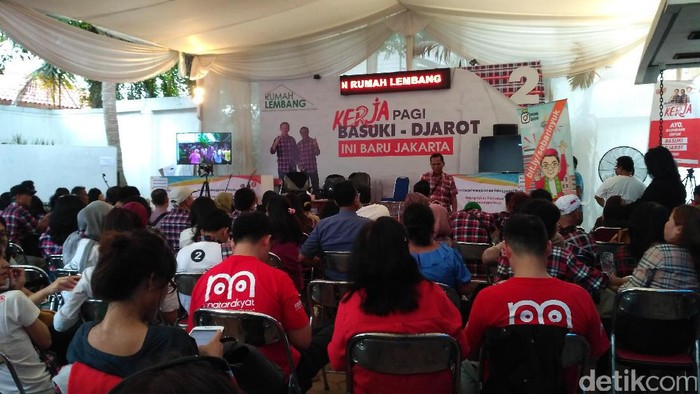Relawan Ahok-Djarot Adakan Nobar Debat di Rumah Lembang