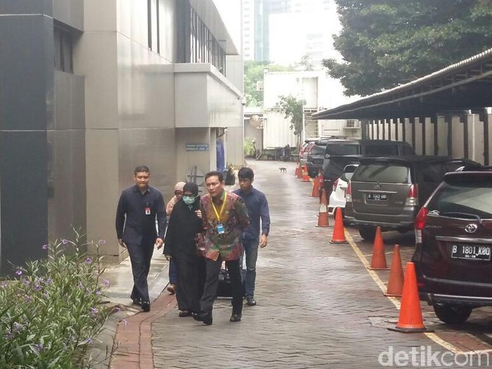 Keluarga Datangi KPK, Bawa Kebutuhan Harian untuk Patrialis Akbar