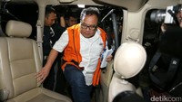Basuki dibawa dengan mobil tahanan.