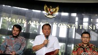  Selain membebastugaskan Patrialis Akbar, MK juga menyetujui usulan Dewan Etik MK untuk membentuk Majelis Kehormatan MK (MKMK) untuk memeriksa seluruh kasus yang mencoreng MK itu.