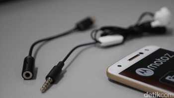 Converter USB-C to 3,5mm ini diperlukan karena saking tipisnya, Moto Z tak bisa dilengkapi port audio 3,5mm. Foto: detikINET - Anggoro Suryo Jati