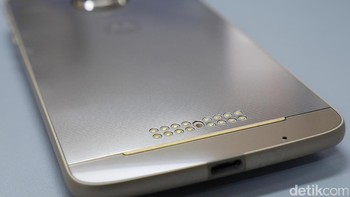 Pada bagian bawah belakang ada beberapa pin untuk terhubung ke MotoMods. Foto: detikINET - Anggoro Suryo Jati
