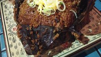 Nasi Goreng Taro dibungkus dengan daun lalu diberi irisan telur dadar dan daun bawang. Memakan taro dipercaya bisa menolak bala dan menarik keberuntungan sekaligus kekayaan.