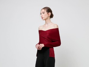 Semarakkan Hari Imlek dengan 5 Atasan Warna Merah