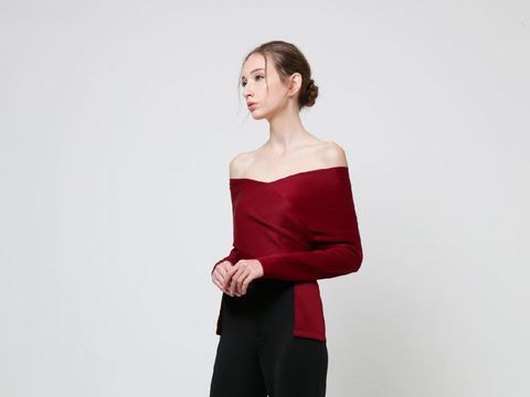 Semarakkan Hari Imlek dengan 5 Atasan Warna Merah