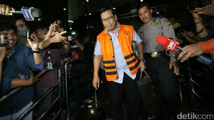 Orang Dekat Patrialis Akbar Menangis di Persidangan