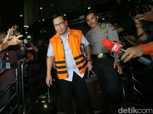 Orang Dekat Patrialis Akbar Menangis di Persidangan