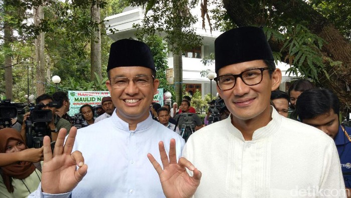 Jelang Debat, Anies-Sandi Salat Jumat Bersama di Kebayoran Baru
