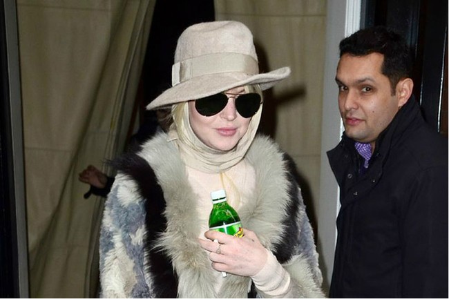 Lindsay Lohan juga pernah terlihat menawan memakai scarf panjang dipadukan dengan topi di kawasan Soho New York. Hari itu kabarnya ia berusaha menyamar untuk menyelamatkan diri dari paparazzi. Foto: Ist.