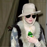 Lindsay Lohan juga pernah terlihat menawan memakai scarf panjang dipadukan dengan topi di kawasan Soho New York. Hari itu kabarnya ia berusaha menyamar untuk menyelamatkan diri dari paparazzi. Foto: Ist.