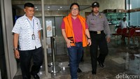 Basuki keluar gedung KPK dengan memakai rompi tahanan.
