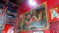 Di bagian dinding dalam kelenteng, ada pajangan naga dan juga burung pheonix di sisi lainnya. Lukisan ini usianya sama dengan usia kelenteng ini berdiri (Wahyu/detikTravel)