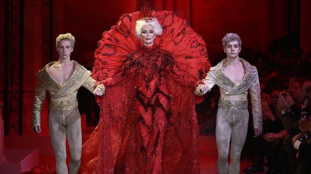 Model 85 Tahun Ini Tampil Memukau di Couture Fashion Week, Paris