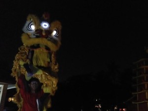 Melihat Barongsai Atraksi Nekat di Vihara Tertua di Jakarta