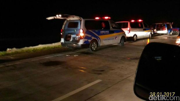 Bus Terperosok di Tol Cipali KM 184, Lalin Macet