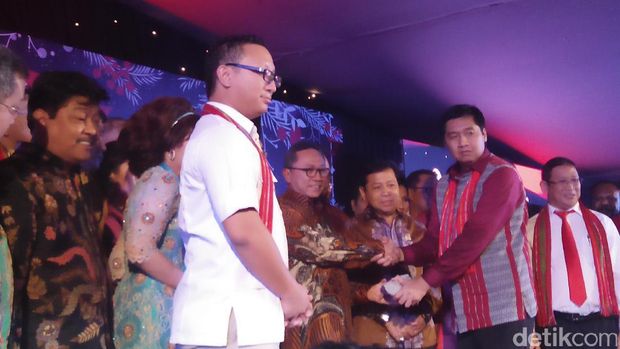 Penyerahan batu sebagai simbolisasi permintaan peserta untuk disediakan rumah ibadah untuk semua umat beragama di komplek parlemen.