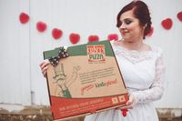 Saking Cintanya pada Pizza, Wanita Ini Berpose 'Menikah' Sepotong Pizza