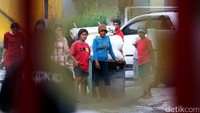 Mereka berharap peruntungan mendapatkan angpao dari warga Tionghoa ketika keluar kelenteng.