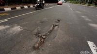 Terutama pengendara sepeda motor karena jika tidak hati-hati bisa terjatuh dan ditabrak oleh kendaraan lainnya.