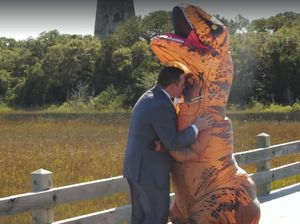 Pengantin Wanita Ini Berubah Jadi T-Rex untuk Kejutkan Calon Suami