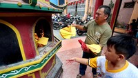 Suasana di Klenteng Hok Lay Liong saat tahun baru Imlek tampak ramai didatangi umat yang berasal dari Bekasi maupun dari luar Bekasi.